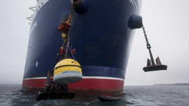 Mit der Rettungskapsel an der Ankerkette der Stena Carron im September 2010