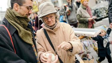 Jung und alt begutachten den Wollator