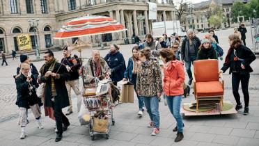 Studierendengruppe in Hannover mit mobiler Strickmaschine