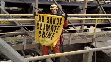 Protest gegen Ölsandabbau auf einem Förderband von Suncor im September 2009