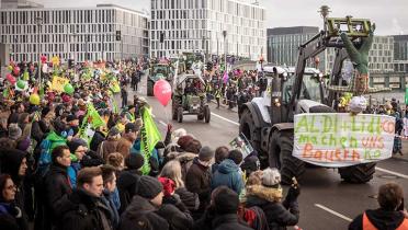 Trecker mit Banner: Aldi, Lidl und Co. machen uns Bauern KO