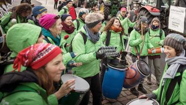 Trommlerinnen und Trommler auf der Demo