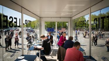 Am Brandenburger Tor stellen Greenpeace-Aktivisten einen gläsernen Leseraum auf, in dem die nun veröffentlichten TTIP Verhandlungstexte für jedermann einsehbar sind.