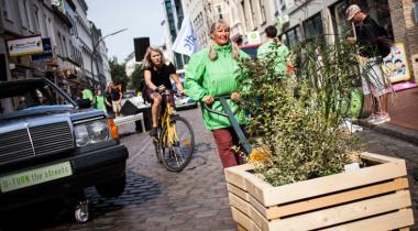 Hamburg, 16.09.2016: Greenpeace-Aktivisten verwandeln eine Auto-Wüste für ein paar Stunden in einen Park  