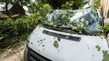 Klimawandel: Extremwetter in Wuppertal 2018. Auto wird unter Baum zerquetscht