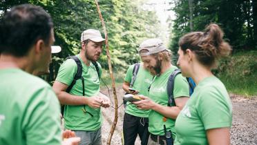 Gruppe von Greenpeace-Aktivisten mit GPS-Gerät