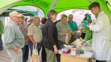 Am Greenpeace-Stand in Nürnberg geben Bürger Wasserproben aus eigenen Brunnen ab; Greenpeace untersucht diese auf Nitrat und Phosphor.