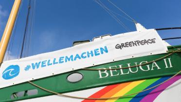 Welle-machen-Banner auf Beluga 2