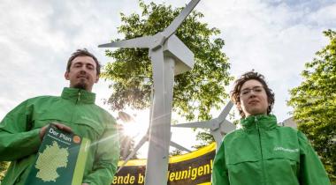 31.05.2016: Greenpeace-Aktivisten demonstrieren in Berlin mit Windrädern gegen die geplante EEG-Reform der Bundesregierung.