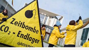 Greenpeace-Aktivisten protestieren vor dem Bundeskanzleramt gegen die geplante CO2-Speicherung, März 2009