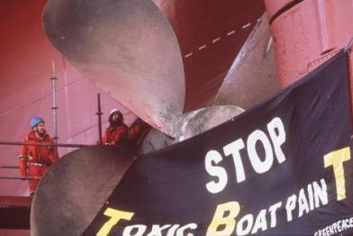 Greenpeace-Aktivisten hängen ein Banner an die Schiffsschraube der "MSC Carmen" in Antwerpen im Oktober 1999