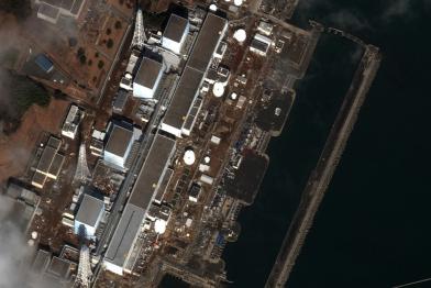 Ein Satellitenbild zeigt die Schäden am Kernkraftwerk Fukushima I in der Präfektur Fukushima. Die Schäden wurden durch das Offshore-Erdbeben vom 11. März 2011 verursacht.