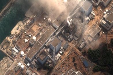 Ein Satellitenbild zeigt die Schäden am Kernkraftwerk Fukushima I in der Präfektur Fukushima. Die Schäden wurden durch das Offshore-Erdbeben vom 11. März 2011 verursacht.