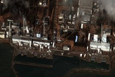 Ein Satellitenbild zeigt die Schäden am Kernkraftwerk Fukushima I in der Präfektur Fukushima. Die Schäden wurden durch das Offshore-Erdbeben vom 11. März 2011 verursacht.