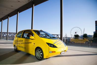 Small, intelligent, light, efficient: Seit 1995 ist das Greenpeace-Auto SmILE Vorreiter für das 3-Liter-Auto. Hier vor der HafenCity Hamburg.