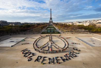 Hunderte Menschen bilden visuelle Klimaschutzbotschaft am Eiffelturm in Paris