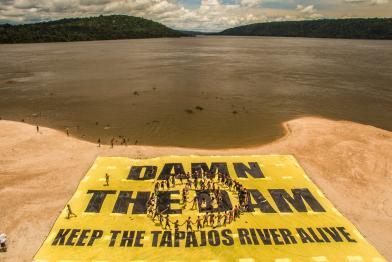 Greenpeace schließt sich den Munduruku an, um gegen die Stauung des Tapajos-Flusses zu protestieren: Gemeinsam entrollten sie ein 20 x 30 Meter großes Transparent mit der Forderung nach einem Ende des Tapajós-Staudammprojekts.