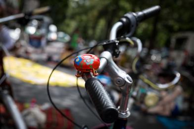 Fahrrad-Protest-Picknick an einer Kreuzung