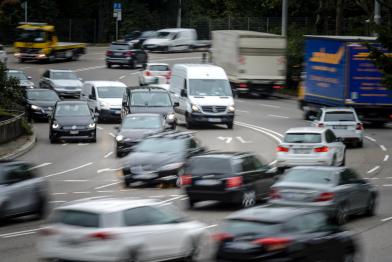 Autos auf der Neckartorstraße in Stuttgart. Das Neckartor ist eine der meistbefahrenen Straßen Deutschlands.