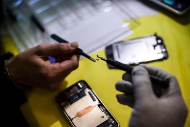 Ehrenamtliche von Greenpeace organisieren in Hamburg eine Smartphone-Reparaturveranstaltung, bei der Besucher:innen ihre Smartphones reparieren können. Kaputte Displays oder ein defekter Akku sind kein Grund, die Geräte nicht mehr zu nutzen. Smartphones zu reparieren bedeutet, Rohstoffe zu sparen und die Umwelt zu schützen.