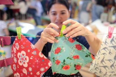 Während eines von Greenpeace Thailand organisierten Workshops im Rahmen der "MAKE SMTHNG" Week stellen die Teilnehmer:innen wiederverwendbare Lebensmittelverpackungen aus Bienenwachs her, die Einwegplastikprodukte ersetzen sollen. 