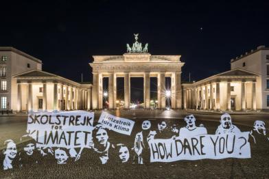 Digitaler Klimastreik vor dem Reichstag in Berlin. 