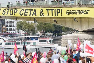 Kletterer hängen ein 150 m² großes Banner an die Deutzer Brücke in Köln