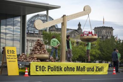 Greenpeace-Aktivisten protestieren vor dem Bundeskanzleramt im August 2012