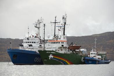 Die Arctic Sunrise wird in Richtung Murmansk geschleppt, September 2013