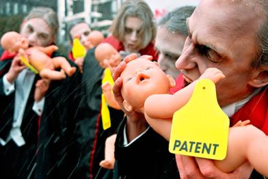 Als Vampire verkleidete Greenpeace-Aktivisten protestieren vor dem Europäischen Patentamt (EPA) gegen die Bewilligung  des Patentes EP 343217 der Firma PharmaStern (Biocyte) auf Baby-Blut aus Nabelschnur, 2003.