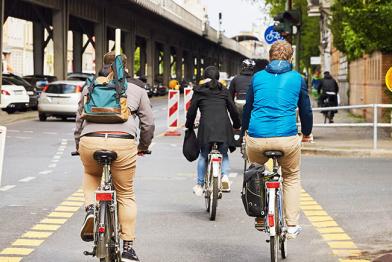 Verkehr in Berlin: Straße am Rand ein Radweg