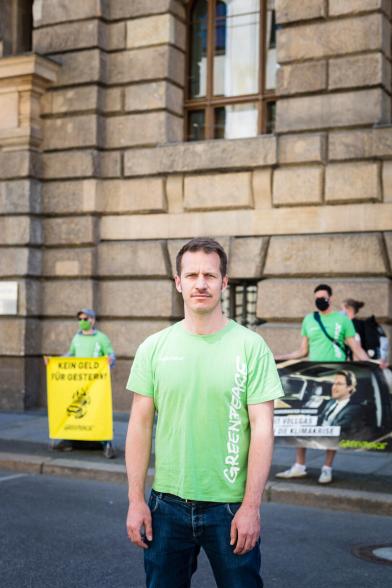 Mit einer Menschenkette protestieren Greenpeace-Aktivist:innen gemeinsam mit anderen Verbänden und NGOs friedlich gegen die geplante Einführung von Kaufprämien in Deutschland. Rund 2.000 Demonstrant:innen ziehen vom Gebäude des Verbandes des Automobilindustrie zum Reichstag und zum Bundeskanzleramt in Berlin, wobei sie die Abstandsregelungen aufgrund des Corona-Virus beachten und einhalten. Auf diesem Bild: Greenpeace-Verkehrsexperte Dr. Benjamin Stephan.