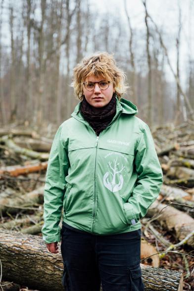 Ein kleines Greenpeace-Team ist als "Forest Rescue Unit" in verschiedenen Waldgebieten in Deutschland unterwegs. Vor Ort sprechen sie mit Aktivist:innen und machen Fotos, Videos und Drohnenaufnahmen von Fällungen in Schutzgebieten, die mit GPS-Geräten markiert sind. Diese Baumfällungen wurden im Hainich in Thüringen dokumentiert.