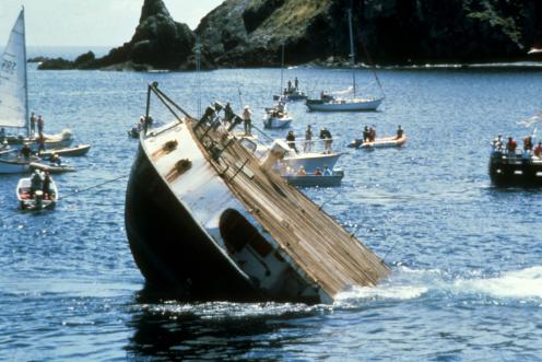 Die Rainbow Warrior sinkt nach dem Anschlag vor Neuseeland 