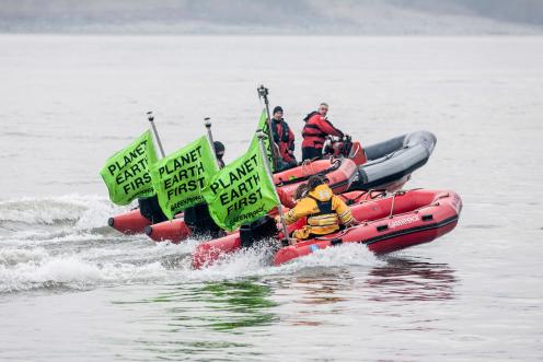 Planet Earth First Banner beim G20-Außenministertreffen in Bonn