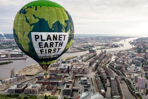 "Planet Earth First" Heißluftballon schwebt über Hamburg