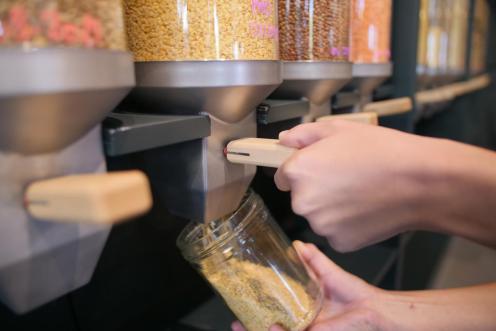 Zero Waste Shop Zurich, container with food, person filling container