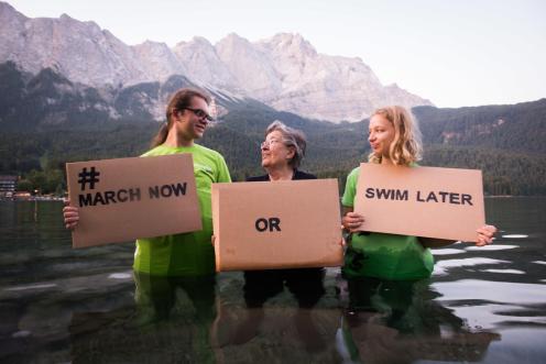 Eibsee nähe Zugspitze: Greenpeace-Jugendliche Maria Meyer (16) aus Augsburg und Cedric Hinrich (15) aus Karlsruhe und Klima-Aktivistin Gisela Johannsen (87) stehen hüfttief im Wasser. Unter dem Hashtag #march now or swim later rufen sie mit der Fotoaktion zur weltweiten Fridays for Future Demonstration am 20. 09. 2019 auf.