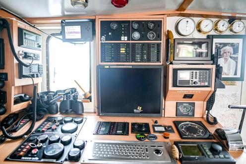 Innenansicht der Brücke oder Steuerraum der Beluga II. Rechts ein Gedenkbild von Ilse Vormann. 