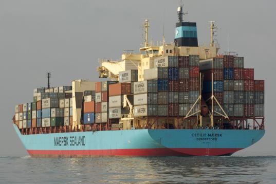 Frachtschiff verlässt den Hafen von Conakry