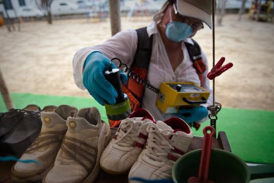 Strahlenmessung in einer Schule in Fukushima durch Greenpeace-Strahlenexpertin Iryna Labunska.