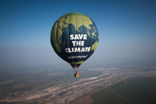 Ein Greenpeace-Heißluftballon überfliegt den Braunkohletagebau Profen in der Nähe des ältesten deutschen Braunkohlekraftwerks Deuben aus dem Jahr 1936 und protestiert gegen dessen klimaschädliche Emissionen.