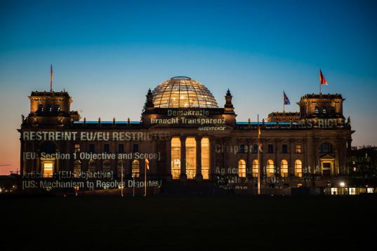 TTIP-Projektion auf dem Reichstagsgebäude in Berlin