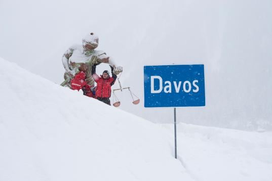 Greenpeace-Aktivist:innen haben vor dem Weltwirtschaftsforum am Stadtrand von Davos eine 6 m hohe Gerechtigkeitsstatue enthüllt. 