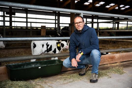 Martin Kaiser vor einem Kalb im Stall