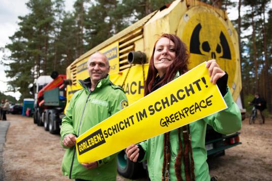 Gorleben Demonstration mit Castor Attrappe.  Auf dem Banner steht: Gorleben: Schicht im Schacht! 