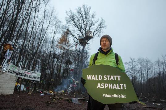 Für den Erhalt des Dannenröder Waldes und gegen den geplanten Ausbau der Autobahn A49 in Hessen protestiert Greenpeace gemeinsam mit einem Bündnis anderer Verbände. Auf diesem Bild: Martin Kaiser, Geschäftsführer Greenpeace Deutschland.