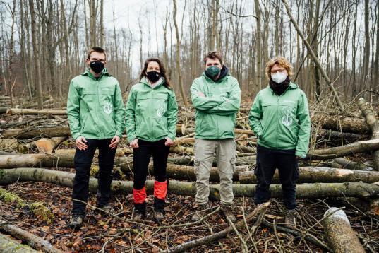 Ein kleines Greenpeace-Team ist als "Forest Rescue Unit" in verschiedenen Waldgebieten in Deutschland unterwegs. Vor Ort sprechen sie mit Aktivist:innen und machen Fotos, Videos und Drohnenaufnahmen von Fällungen in Schutzgebieten, die mit GPS-Geräten markiert sind. Diese Baumfällungen wurden im Hainich in Thüringen dokumentiert.