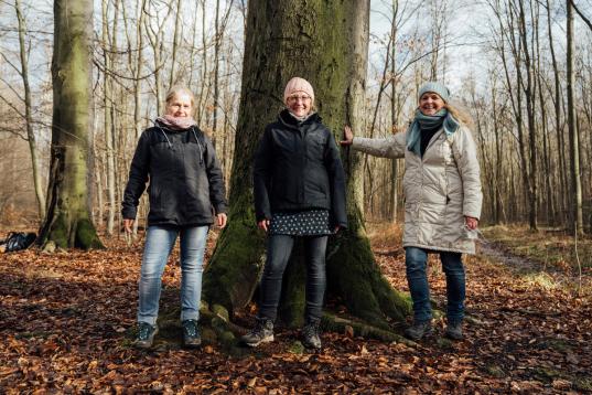 Ein kleines Greenpeace-Team ist als "Forest Rescue Unit" in den Waldgebieten Deutschlands unterwegs. Vor Ort in Ettersberg sprechen sie mit Aktivist:innen und machen Fotos, Videos und Drohnenaufnahmen von Eingriffen in Schutzgebieten, die mit GPS-Geräten markiert sind.