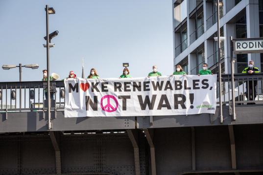 Der erste globale Klimastreik seit Beginn des Krieges. Mit PEACE-Buchstaben, wandelnden Luftballons und Bannern protestiert Greenpeace gemeinsam mit anderen Akteur:innen für Klimaschutz und Frieden. 